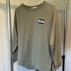 Women’s grey class of 2022 crew neck sweatshirt.